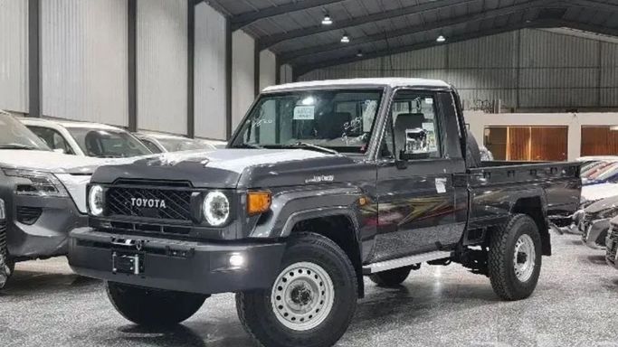 Новый Toyota Land Cruiser 70 Series Рестайлинг 2, 2.8 л, 2024 в Дубае от Mohamed Hakim Motors Серый цвет. GCC | AUTO.AE