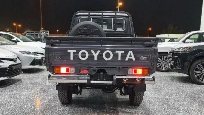 Новый Toyota Land Cruiser 70 Series Рестайлинг 2, 2.8 л, 2024 в Дубае от Mohamed Hakim Motors Серый цвет. GCC | AUTO.AE