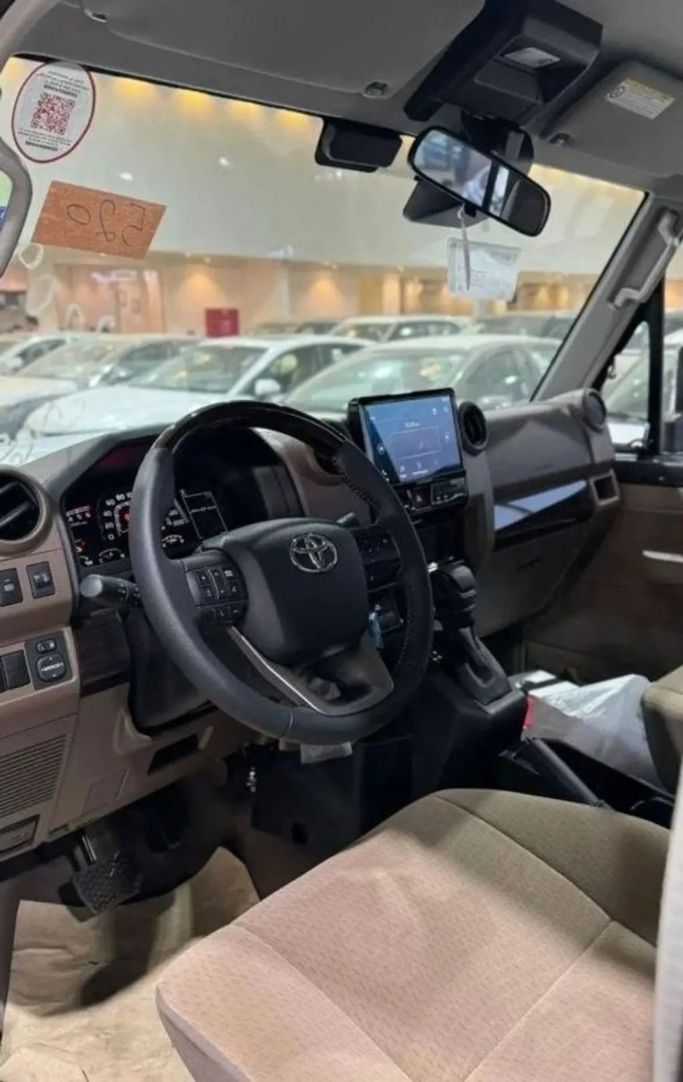 Новый Toyota Land Cruiser 70 Series Рестайлинг 2, 2.8 л, 2024 в Дубае от Mohamed Hakim Motors Серый цвет. GCC | AUTO.AE