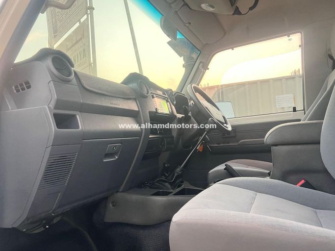Подержанный Toyota Land Cruiser 70 Series Рестайлинг 1, 4.5 л, 2022 в Дубае от Alhamd Motors Белый цвет. Other | AUTO.AE