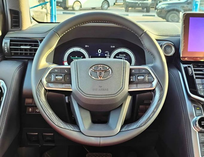 Новый Toyota Land Cruiser 300 Series, 3.4 л, 2025 в Дубае от SK Motors Белый цвет. GCC | AUTO.AE