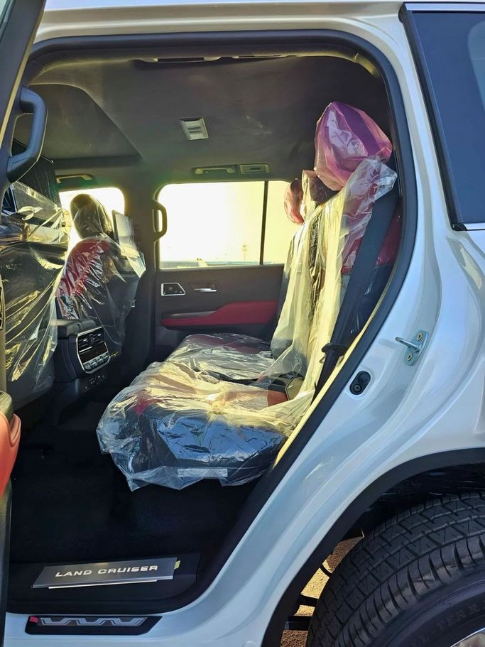 Новый Toyota Land Cruiser 300 Series, 3.4 л, 2025 в Дубае от SK Motors Белый цвет. GCC | AUTO.AE