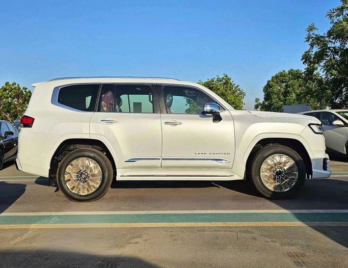 Новый Toyota Land Cruiser 300 Series, 3.4 л, 2025 в Дубае от SK Motors Белый цвет. GCC | AUTO.AE