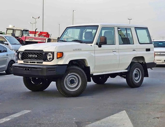 Новый Toyota Land Cruiser 70 Series Рестайлинг 2, 4.5 л, 2025 в Дубае от SK Motors Белый цвет. GCC | AUTO.AE
