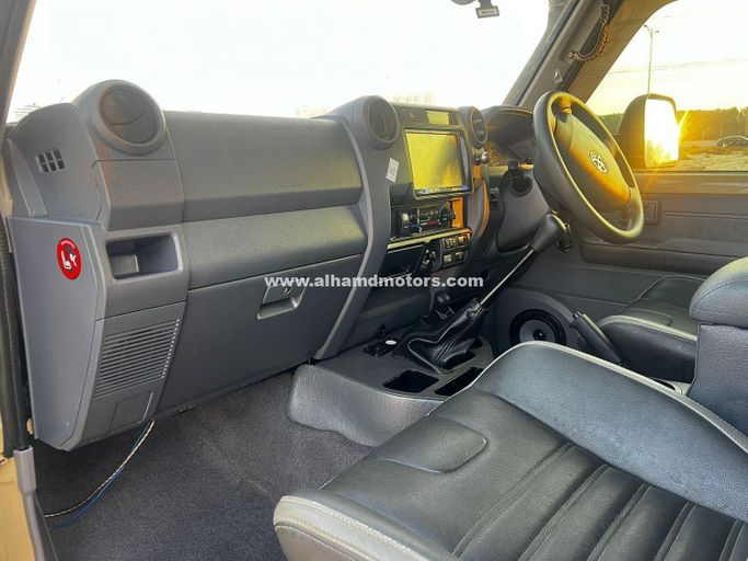 Подержанный Toyota Land Cruiser 70 Series Рестайлинг 1, 4.5 л, 2020 в Дубае от Alhamd Motors Бежевый цвет. Other | AUTO.AE