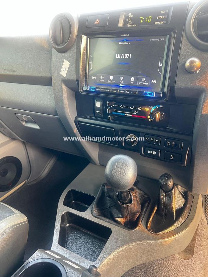 Подержанный Toyota Land Cruiser 70 Series Рестайлинг 1, 4.5 л, 2020 в Дубае от Alhamd Motors Бежевый цвет. Other | AUTO.AE