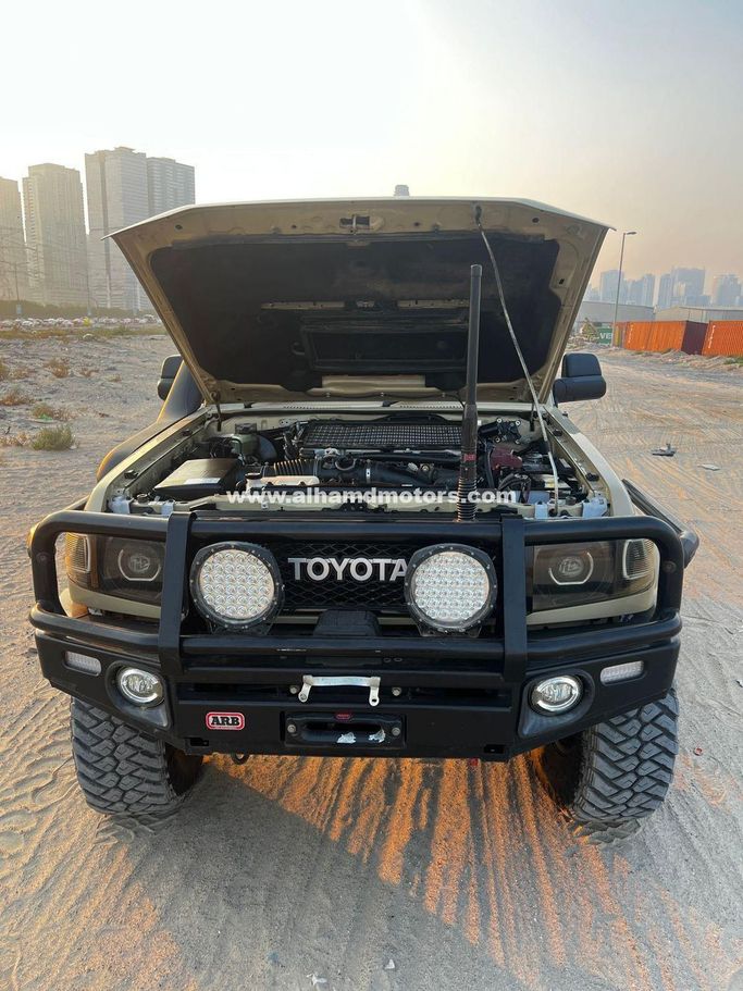 Подержанный Toyota Land Cruiser 70 Series Рестайлинг 1, 4.5 л, 2020 в Дубае от Alhamd Motors Бежевый цвет. Other | AUTO.AE