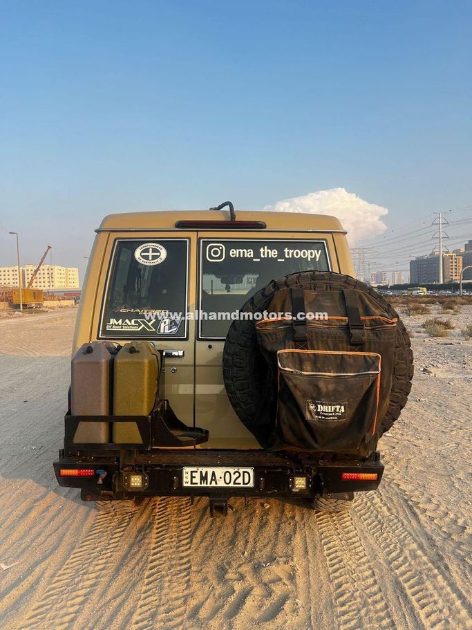 Подержанный Toyota Land Cruiser 70 Series Рестайлинг 1, 4.5 л, 2020 в Дубае от Alhamd Motors Бежевый цвет. Other | AUTO.AE