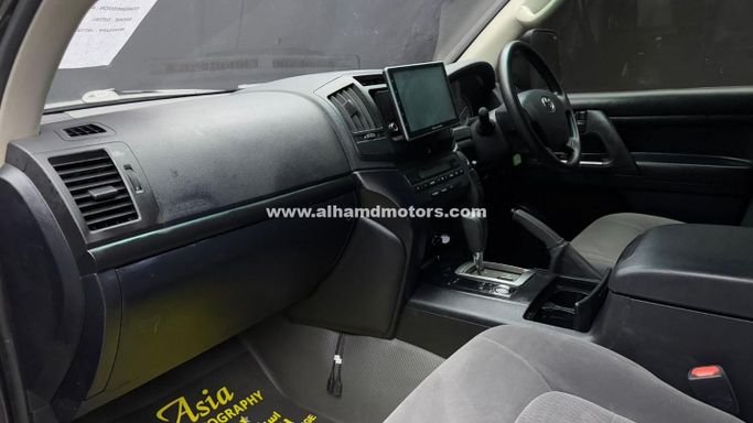 Подержанный Toyota Land Cruiser 70 Series Рестайлинг 1, 4.5 л, 2020 в Дубае от Alhamd Motors Серый цвет. Other | AUTO.AE