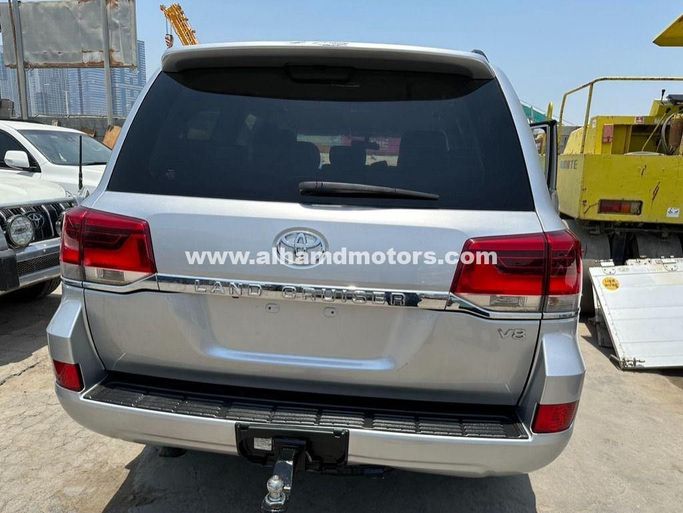 Used Toyota Land Cruiser 200 Series Facelift 2, 4.5 l, 2016 in Dubai by Alhamd Motors, Silver color. Other | AUTO.AE