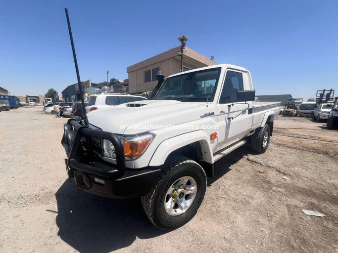 Подержанный Toyota Land Cruiser 70 Series Рестайлинг 2, 4.5 л, 2023 в Дубае от Alhamd Motors Белый цвет. Other | AUTO.AE