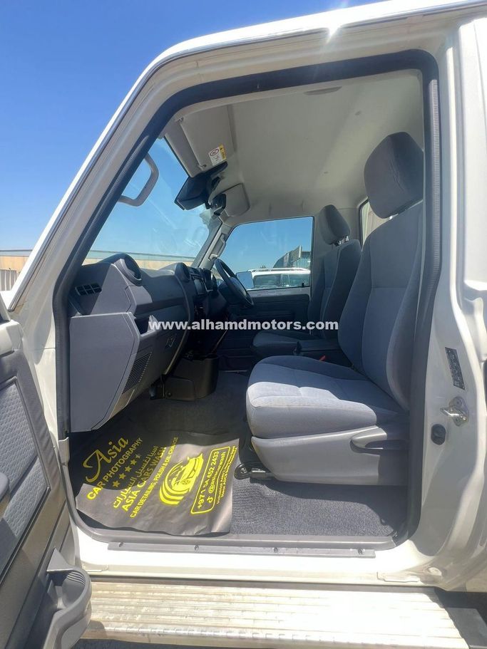 Подержанный Toyota Land Cruiser 70 Series Рестайлинг 2, 4.5 л, 2023 в Дубае от Alhamd Motors Белый цвет. Other | AUTO.AE