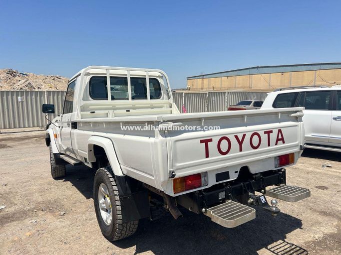 Подержанный Toyota Land Cruiser 70 Series Рестайлинг 2, 4.5 л, 2023 в Дубае от Alhamd Motors Белый цвет. Other | AUTO.AE