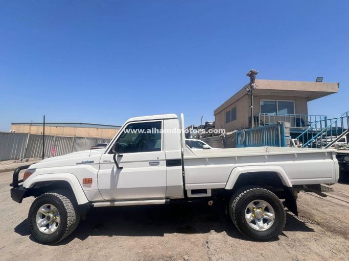 Подержанный Toyota Land Cruiser 70 Series Рестайлинг 2, 4.5 л, 2023 в Дубае от Alhamd Motors Белый цвет. Other | AUTO.AE