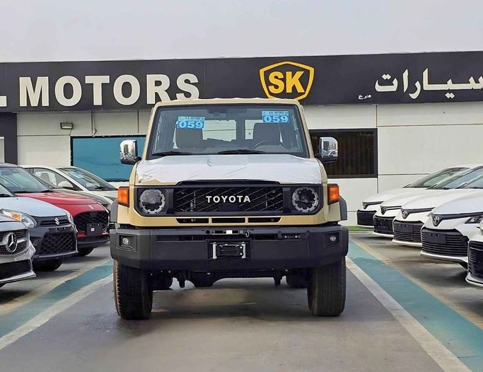 Новый Toyota Land Cruiser 70 Series Рестайлинг 2, 4.0 л, 2025 в Дубае от SK Motors Бежевый цвет. GCC | AUTO.AE
