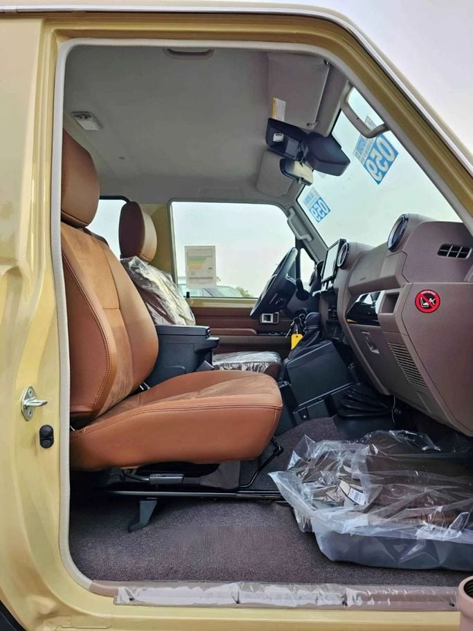 Новый Toyota Land Cruiser 70 Series Рестайлинг 2, 4.0 л, 2025 в Дубае от SK Motors Бежевый цвет. GCC | AUTO.AE