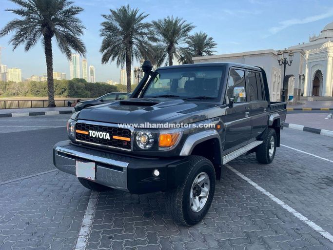 Подержанный Toyota Land Cruiser 70 Series Рестайлинг 1, 4.5 л, 2020 в Дубае от Alhamd Motors Серый цвет. Other | AUTO.AE