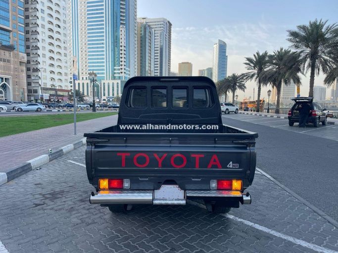 Подержанный Toyota Land Cruiser 70 Series Рестайлинг 1, 4.5 л, 2020 в Дубае от Alhamd Motors Серый цвет. Other | AUTO.AE