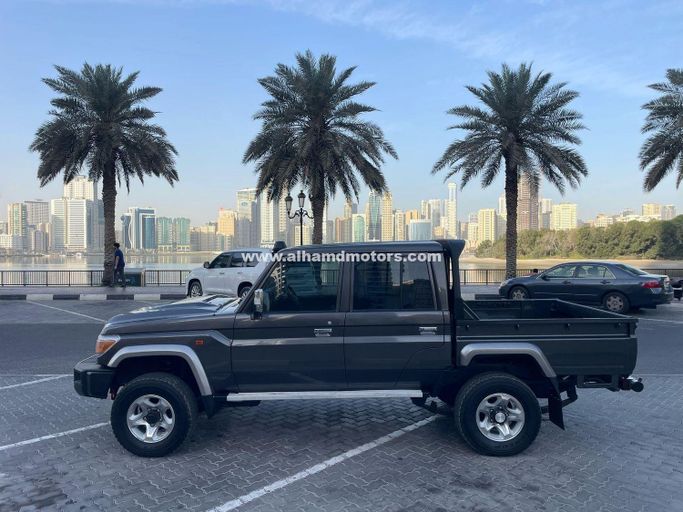 Подержанный Toyota Land Cruiser 70 Series Рестайлинг 1, 4.5 л, 2020 в Дубае от Alhamd Motors Серый цвет. Other | AUTO.AE