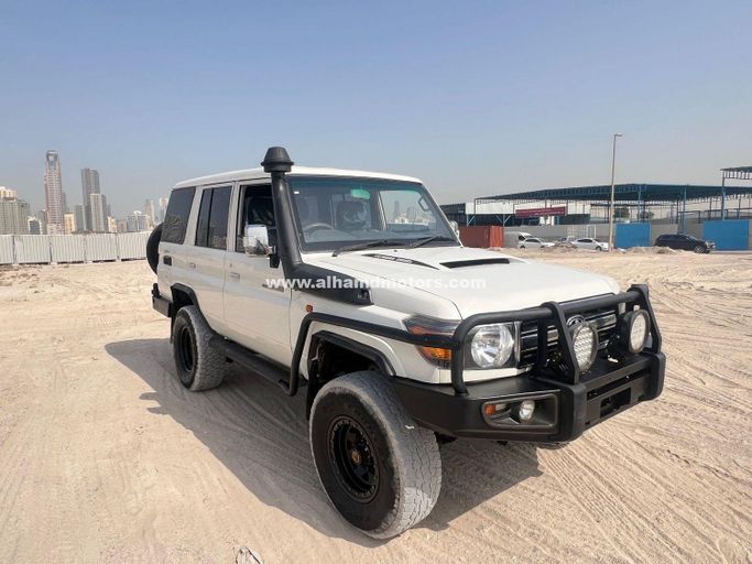 Подержанный Toyota Land Cruiser 70 Series Рестайлинг 1, 4.5 л, 2011 в Дубае от Alhamd Motors Белый цвет. Other | AUTO.AE