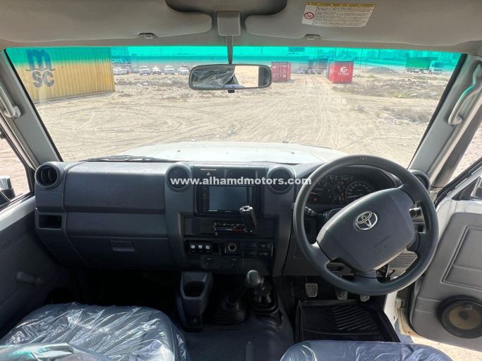Подержанный Toyota Land Cruiser 70 Series Рестайлинг 1, 4.5 л, 2011 в Дубае от Alhamd Motors Белый цвет. Other | AUTO.AE