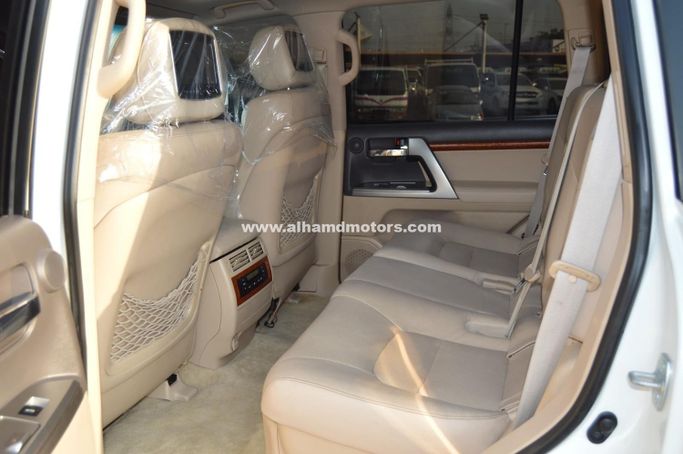 Used Toyota Land Cruiser 200 Series Facelift 2, 4.6 l, 2015 in Dubai by Alhamd Motors, White color. GCC Specs | AUTO.AE