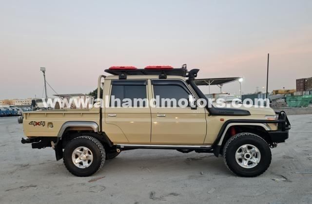 Подержанный Toyota Land Cruiser 70 Series Рестайлинг 1, 4.5 л, 2021 в Дубае от Alhamd Motors Бежевый цвет. Other | AUTO.AE