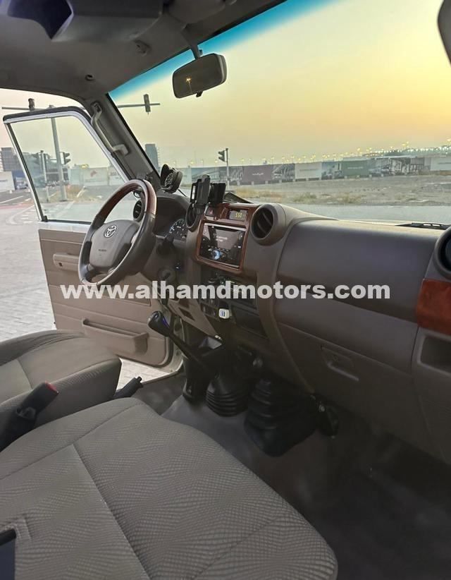 Подержанный Toyota Land Cruiser 70 Series Рестайлинг 1, 4.2 л, 2016 в Дубае от Alhamd Motors Белый цвет. Other | AUTO.AE