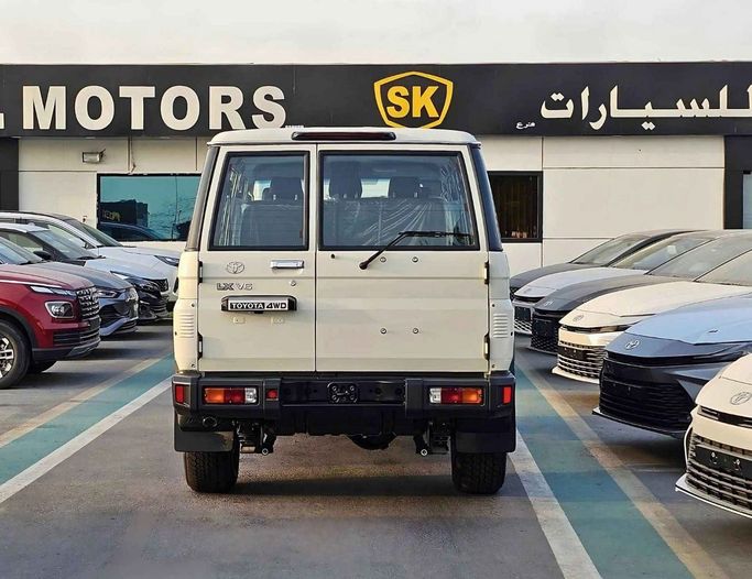 Новый Toyota Land Cruiser 70 Series Рестайлинг 2, 4.0 л, 2025 в Дубае от SK Motors Белый цвет. GCC | AUTO.AE