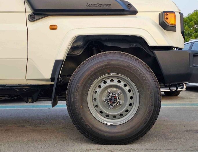 Новый Toyota Land Cruiser 70 Series Рестайлинг 2, 4.0 л, 2025 в Дубае от SK Motors Белый цвет. GCC | AUTO.AE