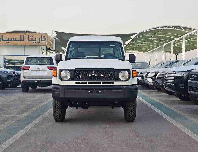 Новый Toyota Land Cruiser 70 Series Рестайлинг 2, 4.0 л, 2025 в Дубае от SK Motors Белый цвет. GCC | AUTO.AE