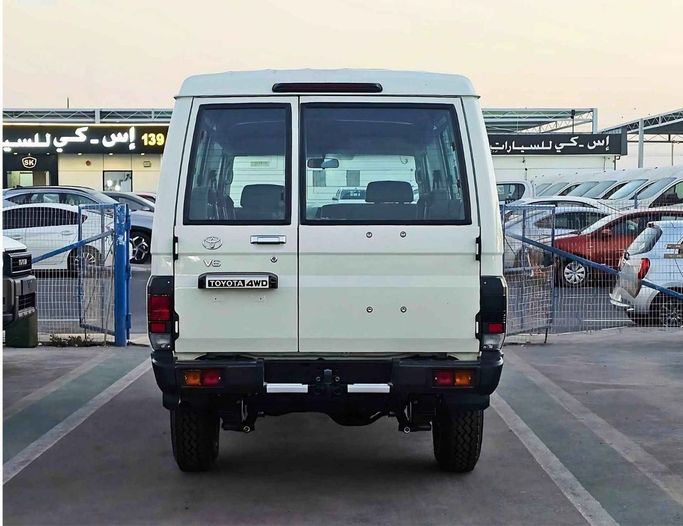 Новый Toyota Land Cruiser 70 Series Рестайлинг 2, 4.0 л, 2025 в Дубае от SK Motors Белый цвет. GCC | AUTO.AE