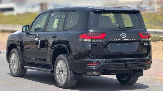 Новый Toyota Land Cruiser 300 Series, 4.0 л, 2025 в Дубае от MENAMOTORS Черный цвет. GCC | AUTO.AE