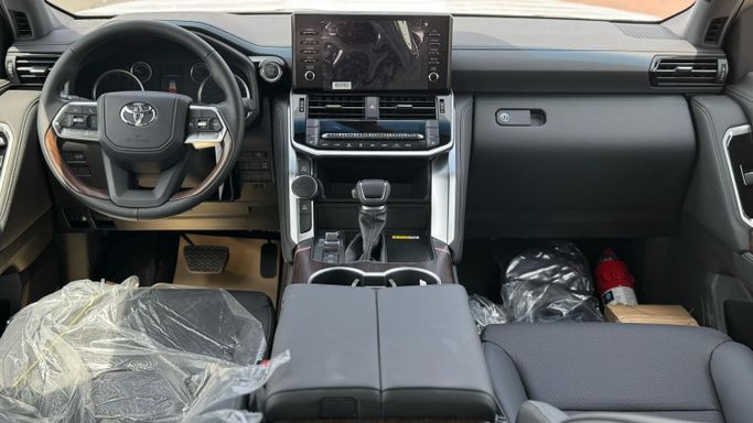 Новый Toyota Land Cruiser 300 Series, 4.0 л, 2025 в Дубае от MENAMOTORS Черный цвет. GCC | AUTO.AE