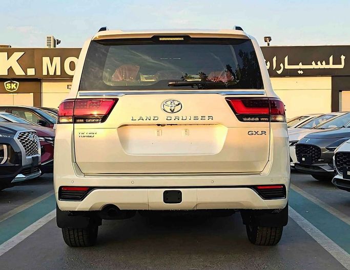 Новый Toyota Land Cruiser 300 Series, 3.3 л, 2024 в Дубае от SK Motors Белый цвет. GCC | AUTO.AE