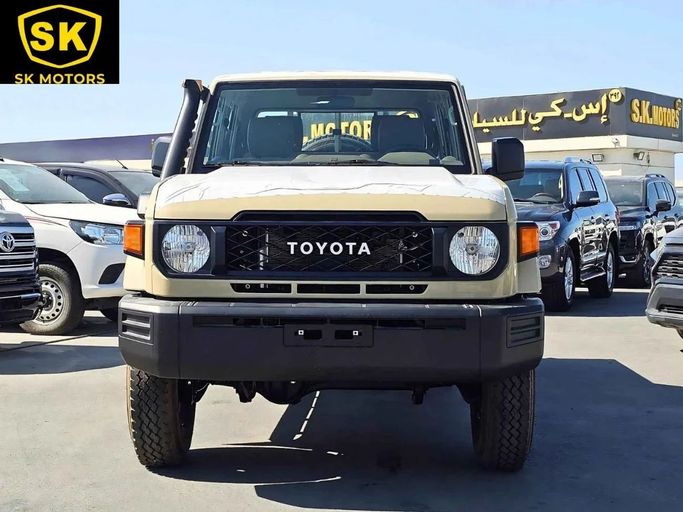 Новый Toyota Land Cruiser 70 Series Рестайлинг 2, 4.0 л, 2025 в Дубае от SK Motors Бежевый цвет. GCC | AUTO.AE