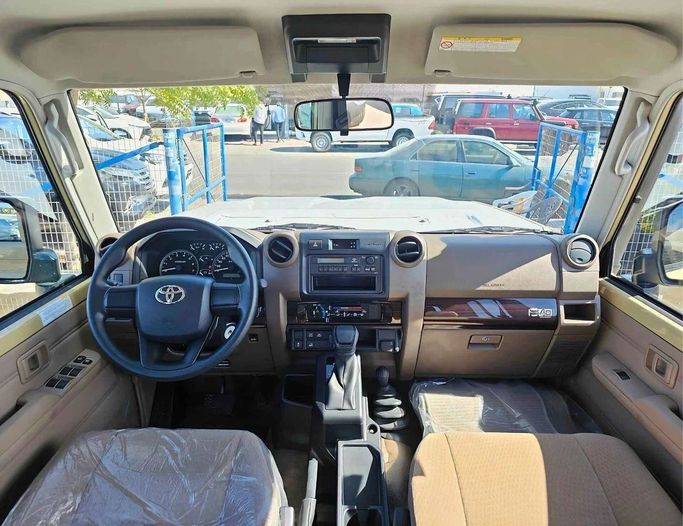 Новый Toyota Land Cruiser 70 Series Рестайлинг 2, 4.0 л, 2025 в Дубае от SK Motors Бежевый цвет. GCC | AUTO.AE