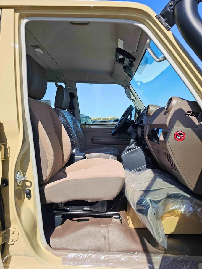 Новый Toyota Land Cruiser 70 Series Рестайлинг 2, 4.0 л, 2025 в Дубае от SK Motors Бежевый цвет. GCC | AUTO.AE