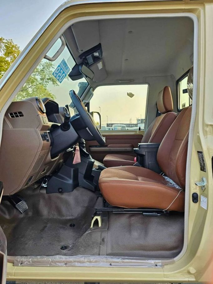 Новый Toyota Land Cruiser 70 Series Рестайлинг 2, 2.8 л, 2025 в Дубае от SK Motors Бежевый цвет. GCC | AUTO.AE