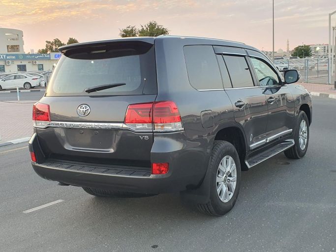 Подержанный Toyota Land Cruiser 200 Series Рестайлинг 2, 4.5 л, 2020 в Дубае от Alhamd Motors Серый цвет. Other | AUTO.AE