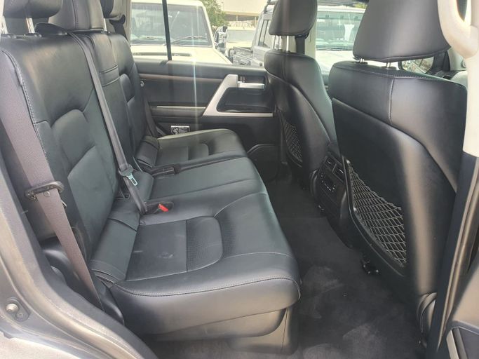 Подержанный Toyota Land Cruiser 200 Series Рестайлинг 2, 4.5 л, 2020 в Дубае от Alhamd Motors Серый цвет. Other | AUTO.AE