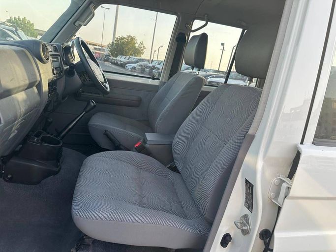 Подержанный Toyota Land Cruiser 70 Series Рестайлинг 1, 4.5 л, 2019 в Дубае от Alhamd Motors Белый цвет. Other | AUTO.AE