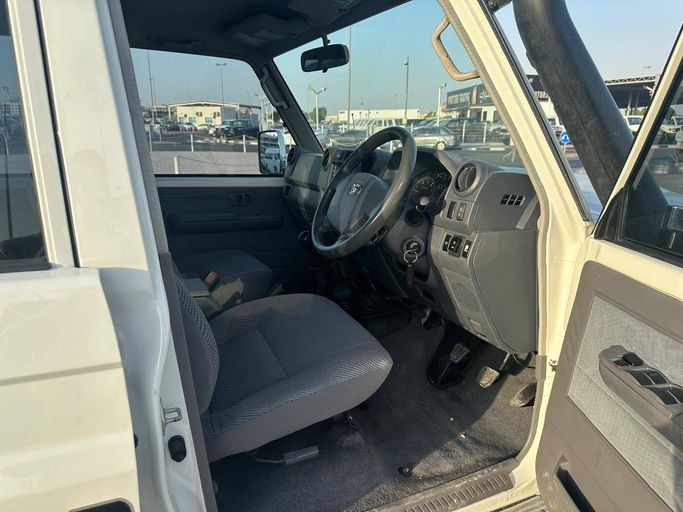Подержанный Toyota Land Cruiser 70 Series Рестайлинг 1, 4.5 л, 2019 в Дубае от Alhamd Motors Белый цвет. Other | AUTO.AE