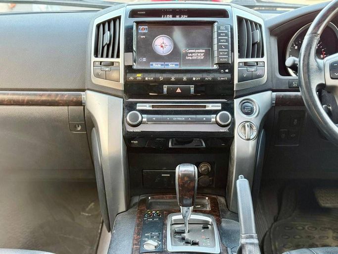 Подержанный Toyota Land Cruiser 200 Series Рестайлинг 1, 4.5 л, 2013 в Дубае от Alhamd Motors Белый цвет. Other | AUTO.AE