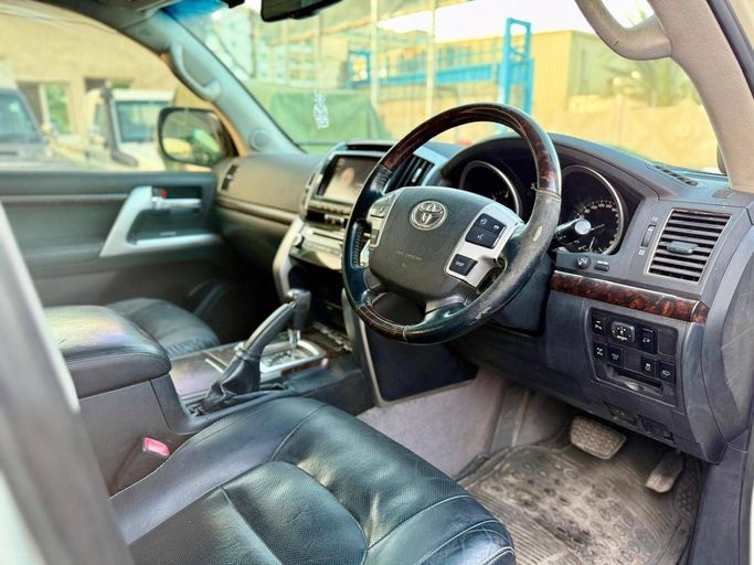 Подержанный Toyota Land Cruiser 200 Series Рестайлинг 1, 4.5 л, 2013 в Дубае от Alhamd Motors Белый цвет. Other | AUTO.AE