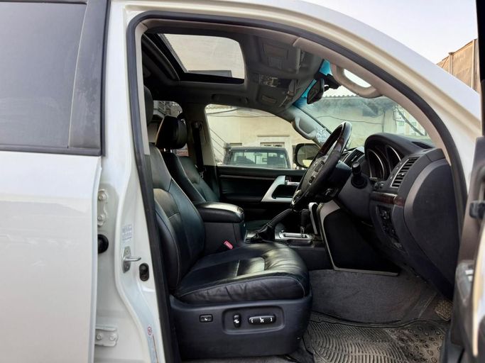 Подержанный Toyota Land Cruiser 200 Series Рестайлинг 1, 4.5 л, 2013 в Дубае от Alhamd Motors Белый цвет. Other | AUTO.AE