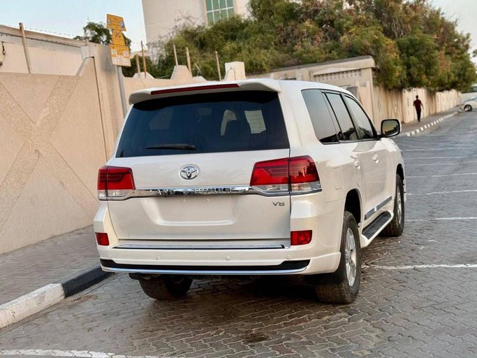 Подержанный Toyota Land Cruiser 200 Series Рестайлинг 1, 4.5 л, 2013 в Дубае от Alhamd Motors Белый цвет. Other | AUTO.AE