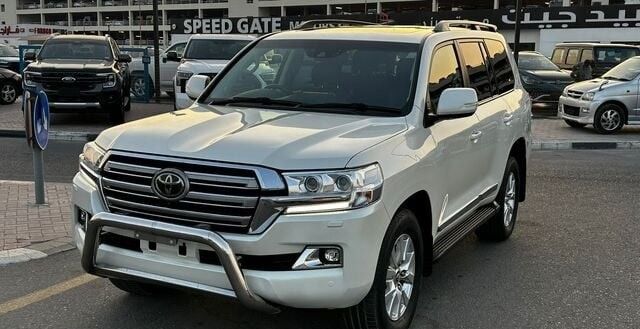 Подержанный Toyota Land Cruiser 200 Series Рестайлинг 2, 4.5 л, 2016 в Дубае от Alhamd Motors Белый цвет. Other | AUTO.AE
