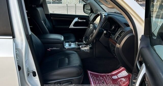 Подержанный Toyota Land Cruiser 200 Series Рестайлинг 2, 4.5 л, 2016 в Дубае от Alhamd Motors Белый цвет. Other | AUTO.AE