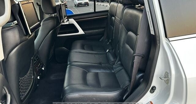 Подержанный Toyota Land Cruiser 200 Series Рестайлинг 2, 4.5 л, 2016 в Дубае от Alhamd Motors Белый цвет. Other | AUTO.AE